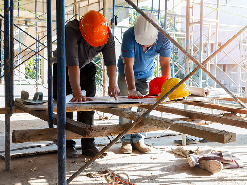 Builders-planning-in-construction-site-1