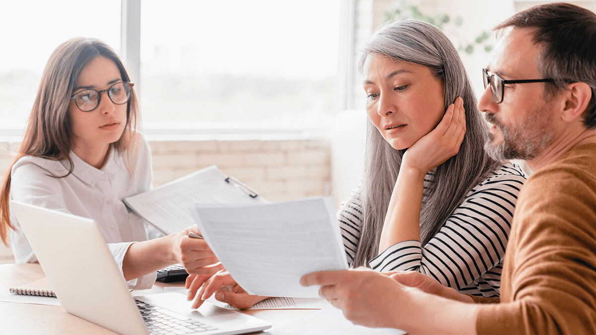 Loan-advisor-with-mature-clients-1