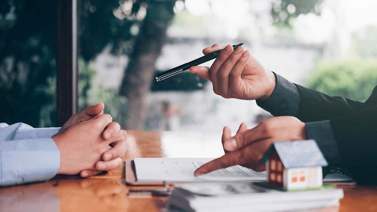 Loan-officer-with-client-after-signing-contract